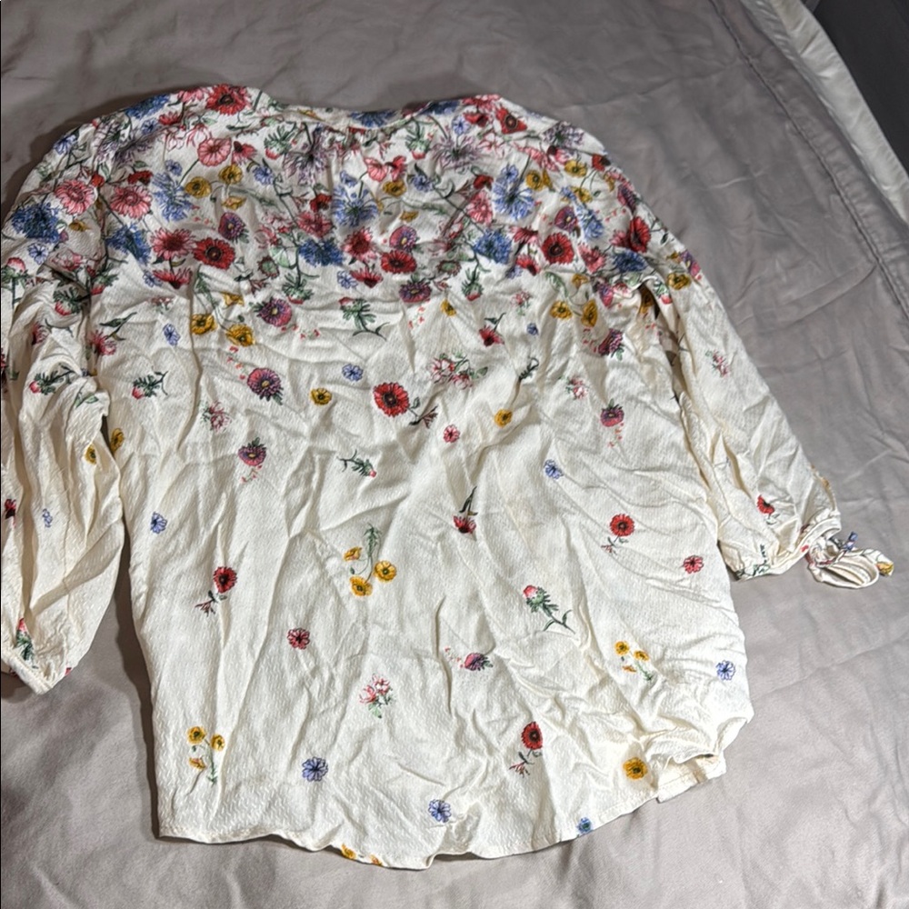 A beautiful Cracker Barrel beige w multi flowers blouse - Picture 5 of 5